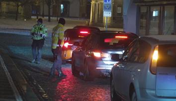Drifteři chtěli řádit na jičínském náměstí. Policie jim napařila vysoké pokuty
