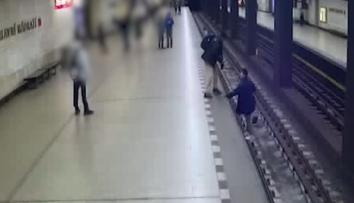 Muž skočil do kolejiště metra. Když chtěl vylézt, druhý muž ho strkal zpátky