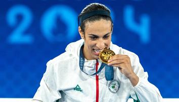 Kontroverzní zlatá boxerka: Odveta proti internetovým haterům