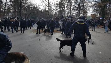 Policisté poprvé použili zvukové dělo, chuligáni radši utekli!