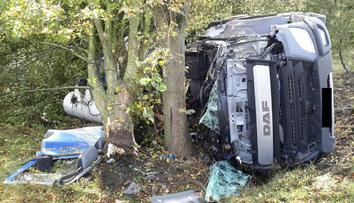 Hrůzná nehoda domíchávače! Auto s betonem skončilo v příkopu