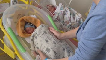 Unikát v Jihlavě: Maminka má dvojčata, každé z dětí ale přišlo na svět v jiný den