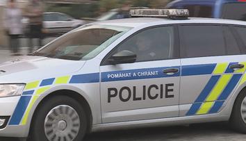 Měl vyloupit obchod a pak ujet kradeným autem. Hledá ho policie