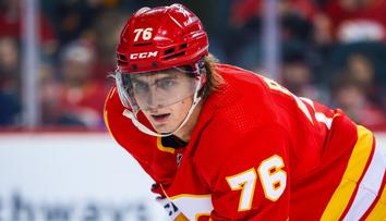 Zbabělý faul na Slováka v NHL. Rána pěstí do obličeje zůstala bez trestu