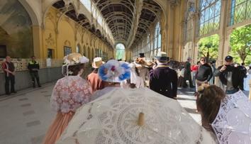 Nová sezóna je zahájena. Kolonády Mariánských Lázní zaplnili návštěvníci