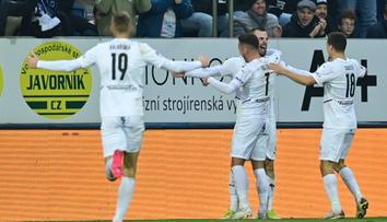 Sparta zažila na Slovácku blamáž, Slavia rozdrtila Jablonec