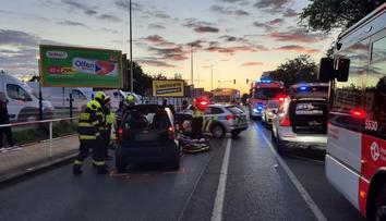 Muže na přechodu srazilo auto, má rozsáhlá zranění. Policie zjistila šokující okolnosti