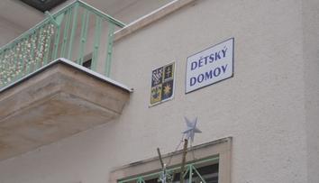 Dětské domovy opustí ročně stovky mladých lidí. Polovina z nich končí na ulici