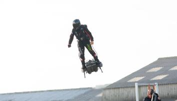Dobrodruh přeletěl z Francie do Anglie na "prkně"! Až napodruhé