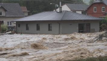 V některých obcích stále chybí silnice nebo chodníky, které zničily povodně