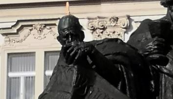 Brit hrůzným způsobem zneuctil sousoší v Praze! Strážníkům neunikl