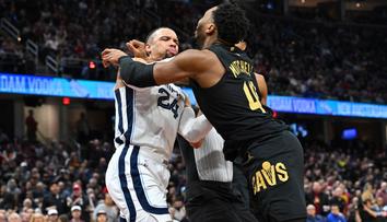Zákeřný úder a rvačka v NBA. Hvězda Clevelandu dostala pěstí mezi nohy