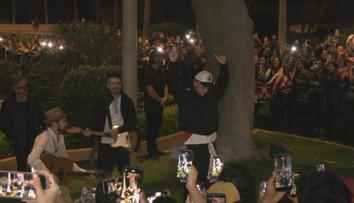 Zrušili mu koncert, odradit se nenechal. Robbie Williams vystoupil v ulicích