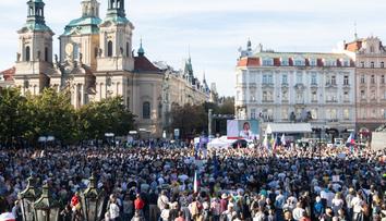 Milion chvilek pro demokracii demonstruje na Staroměstském náměstí proti vládě