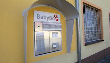 V budějovickém babyboxu našli chlapečka! Byl nahý až na kus látky