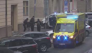 Rvačka za bílého dne v centru Prahy. Agresor napadl strážníka a zranil ho