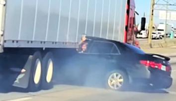 Horor na dálnici: Kamion vláčel zaklíněné auto, vyděšená řidička mávala o pomoc