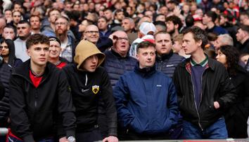 Útěk fanoušků United. Po gólu opouštěli Wembley, pak se snažili dostat zpět