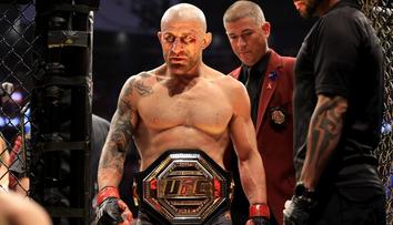 Adesanya a Volkanovski obhájili, Australan chce titul ve dvou kategoriích