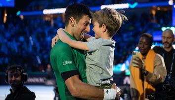 Djokovičův syn baví fanoušky. V eseji o svém hrdinovi zmínil Federera i Nadala