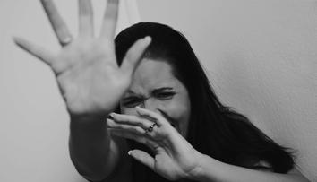 Facky, kopance a řev. Krvavou bitku dívek v Košicích řeší policie