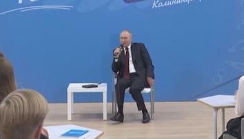 Putinovy "roztančené" nohy: Před studenty maskoval výrazné škubání nohama