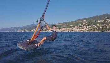 Ranní vítr láká desítky windsurfařů. Na vodu vyrážejí ještě za tmy