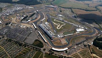 Děsivé scény na startu v Silverstonu: Před sprintem zkolaboval jeden z fanoušků