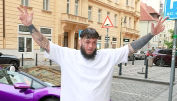 Zápasník Clashe a rapper Beránek znovu dělal ostudu. Tančil nahý na balkóně