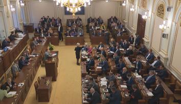 Poslanci se asi ve Sněmovně nudí. Jedenáct z nich chce být senátory