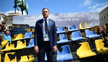 Ševčenko v dějišti Eura připomíná válku. Přivezl část rozbombardované tribuny