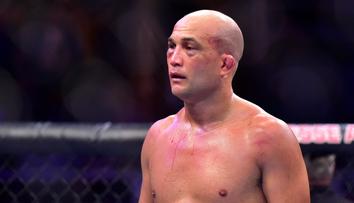 Legenda UFC na kolenou! Na ulici mu namlátil chlápek z hospody