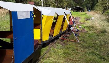 V přírodní rezervaci vykolejil vláček, dvě děti skončily v nemocnici