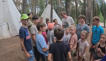 Skautský tábor, nádražky i muzea. Čeští politici vyrazili na dovolenou