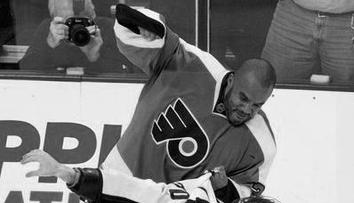 Zemřel Ray Emery! Gólman a rváč, který vyhrál Stanley Cup