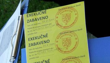 Na Slovensku chtějí lidem odpustit dluhy. Mělo by to být i u nás?
