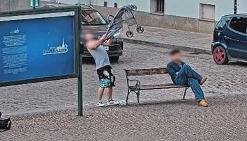 VIDEO: Muž hodil kočárek pod projíždějící auto. Řidič musel rychle reagovat