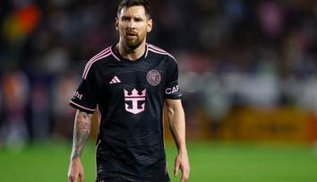 Messi si užívá s manželkou na jachtě. Na zraněné noze má ortézu