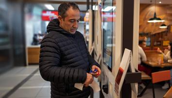 Češi zuří kvůli spropitnému ve fast foodech. Za co to máme platit, nechápou