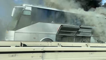 Autobus na Pražském okruhu zachvátily plameny. Lidé z něj vybíhali do silnice