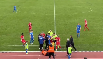 Úder pěstí, nadávky do Maďarů a tři červené za urážky. Slovenský fotbal řeší skandál