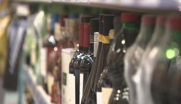 Vláda zvažuje omezení prodeje alkoholu. Navíc by mohl zdražit