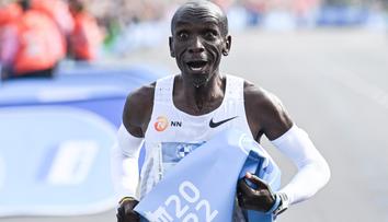 Kipchoge opět posunul hranice lidských možností. Vylepšil maratonský rekord