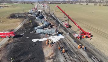 Od havárie vlaku s benzenem uplynul už rok. Následky se zatím nepodařilo odstranit