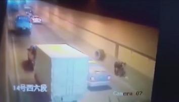 Neuvěřitelný pech. Motorkáře srazila dvakrát ta samá obří pneumatika