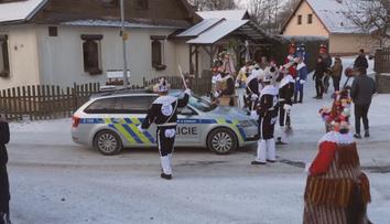 Česko žije masopustem. V Hamrech maškary obklíčily i policejní hlídku