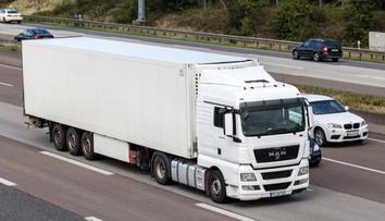 VIDEO: Kamioňák jedl oběd z talíře za volantem, řítil se přitom po dálnici