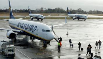 Ryanair nechal na letišti desítky cestujících. Vyskládali jim kufry a odletěli