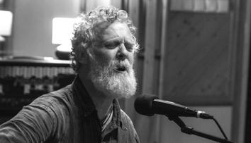 Zemřel legendární hudebník Glen Hansard. Zabil se na motorce