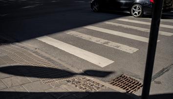 Auto na přechodu v Ústí srazilo ženu. Podle neziskové organizace byla těhotná